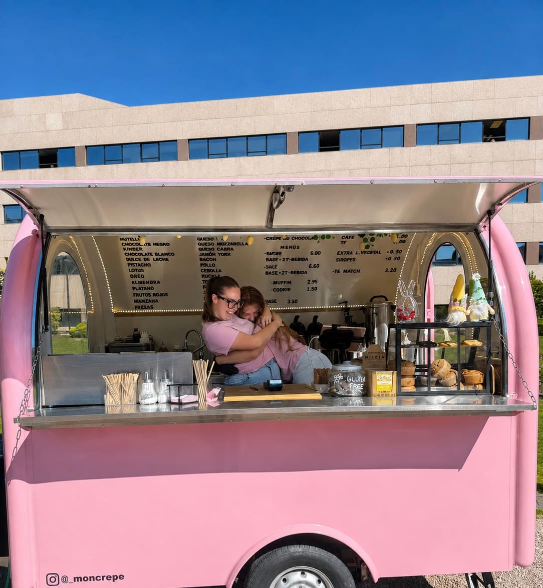Equipo Mon Crêpe dentro del foodtruck